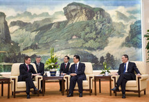 Geithner, secretario del Tesoro de EE UU, en una visita a China con Hu JinTao Geithner, secretario del Tesoro de EE UU, en una visita a China con Hu JinTao