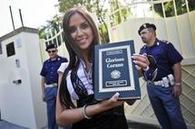 Una de las italianas que han acudido a la lección de Kadafi sobre el Corán Una de las italianas que han acudido a la lección de Kadafi sobre el Corán