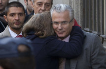 Una mujer abraza a Baltasar Garzón Una mujer abraza a Baltasar Garzón