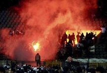 Al menos 73 muertos en choques tras partido de fútbol en Egipto Al menos 73 muertos en choques tras partido de fútbol en Egipto