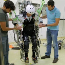 El doctor Nicolelis con una paciente usando el exoesqueleto El doctor Nicolelis con una paciente usando el exoesqueleto