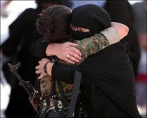 Una miliciana kurda abraza a una mujer en Manbij