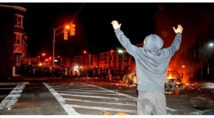 Un manifestante se encara a los policías en Milwaukee Un manifestante se encara a los policías en Milwaukee