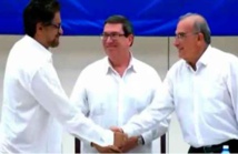 A la izquierda, el delegado de las FARC Iván Márquez le da la mano al delegado del gobierno Humberto de la Calle