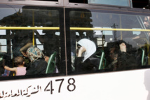 Civiles en un autobús saliendo de Daraya