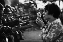 La famosa foto "Muchacha con flor"