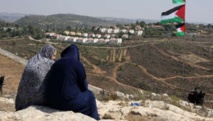 Palestinas ante la colonia israelí de Hallamish en Nabi Saleh