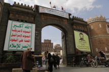 Bab Al Yaman, una de las puertas de Saná, la capital de Yemen, con un cartel donde dice "muerte a América, muerte a Israel"