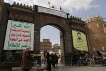 Bab Al Yaman, una de las puertas de Saná, la capital de Yemen, con un cartel donde dice "muerte a América, muerte a Israel" Bab Al Yaman, una de las puertas de Saná, la capital de Yemen, con un cartel donde dice "muerte a América, muerte a Israel"