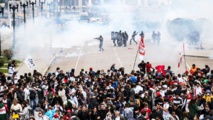 Manifestantes y policías en Sao Paulo, Brasil