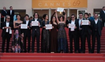 El elenco de Aquarius en Cannes en mayo con carteles denunciando el golpe de estado en Brasil