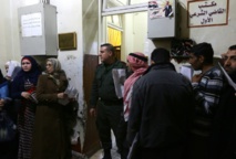 Sirios haciendo cola para tramitar divorcios o segundos matrimonios Sirios haciendo cola para tramitar divorcios o segundos matrimonios