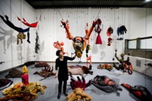 Anette Messager en una de sus obras Anette Messager en una de sus obras