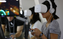 Una chica juega en realidad virtual