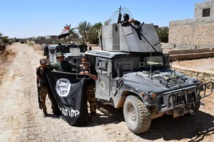 Soldados iraquíes con una bandera del estado islámico Soldados iraquíes con una bandera del estado islámico