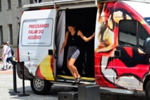 Una mujer sale de la furgoneta donde se grababan las entrevistas