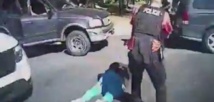 Uno de los policías ante el cuerpo de Keith Lamont Scott después de ejecutarlo Uno de los policías ante el cuerpo de Keith Lamont Scott después de ejecutarlo