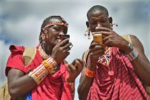 Dos masai usando el GPS en sus móviles