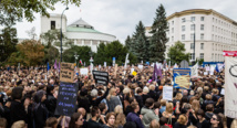 Manifestantes contra la prohibición del aborto en Varsovia, Polonia