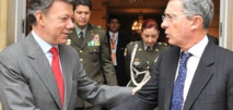 Santos-a la izquierda-y Uribe Santos-a la izquierda-y Uribe