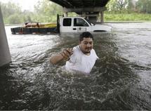 Los equipos de rescate buscan en Galveston a los supervivientes de Ike