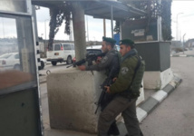 Policías de fronteras israelíes en el cruce de Tapuah