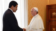 Nicolás Maduro-a la izquierda-y el papa Nicolás Maduro-a la izquierda-y el papa