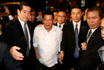 Rodrigo Duterte con camisa blanca, en Japón
