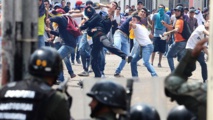 Manifestantes y policías en Venezuela Manifestantes y policías en Venezuela