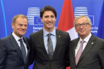 De izquierda a derecha, Tusk, Trudeau y Juncker