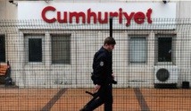 Un policía ante la sede de Cumhuriyet Un policía ante la sede de Cumhuriyet