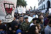 Manifestantes en Alhucemas con carteles en los que se puede leer "bienvenidos a la cop22 aquí trituramos a la gente"