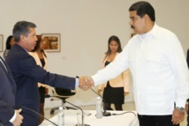 Nicolás Maduro saluda a miembros de la oposición