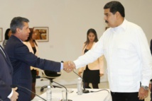 Nicolás Maduro saluda a miembros de la oposición Nicolás Maduro saluda a miembros de la oposición