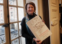 Bogomila Welsh-Ovcharov posa con el libro Bogomila Welsh-Ovcharov posa con el libro