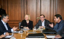 Mustafa Akinci-a la izquierda-habla con Nicos Anastasiades Mustafa Akinci-a la izquierda-habla con Nicos Anastasiades