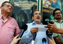 Timochenko-en el centro-, Márquez-a la derecha-y otros líderes de las FARC en Bogotá