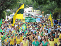 Manifestantes contra el proyecto de ley para frenar a los fiscales