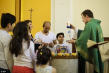 El sacerdote cristiano Gottfried Martens celebra la ceremonia de bautismo de unos refugiados iraníes