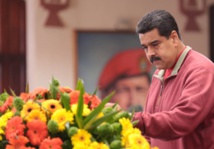 Nicolás Maduro deposita flores en honor a Chávez