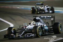Rosberg y Hamilton en la última carrera del año en Abu Dabi en la que se decidió el campeonato