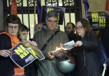 Mireia Veh (izda.) y Eullia Reguant queman fotos del Rey en Sant Andreu, este lunes Mireia Veh (izda.) y Eullia Reguant queman fotos del Rey en Sant Andreu, este lunes