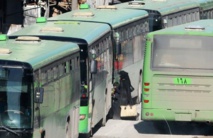 La gente sube a los autobuses en el barrio de As Sukkari, en Alepo, para ir a Idlib La gente sube a los autobuses en el barrio de As Sukkari, en Alepo, para ir a Idlib