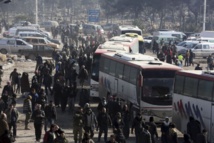 Autobuses preparados para sacar a los refugiados