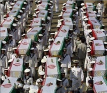 Soldados transportando ataúdes de iraníes muertos combatiendo en Siria. Soldados transportando ataúdes de iraníes muertos combatiendo en Siria.