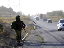 Dos soldados israelíes en una carretera