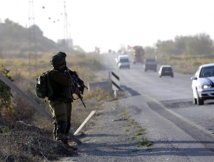 Dos soldados israelíes en una carretera Dos soldados israelíes en una carretera