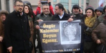 Concentración de apoyo al periódico Özgür Gündem