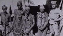 Namibios esclavizados junto a un soldado alemán