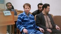 El empresario Babak Zanjani-con el traje a rayas azules-.